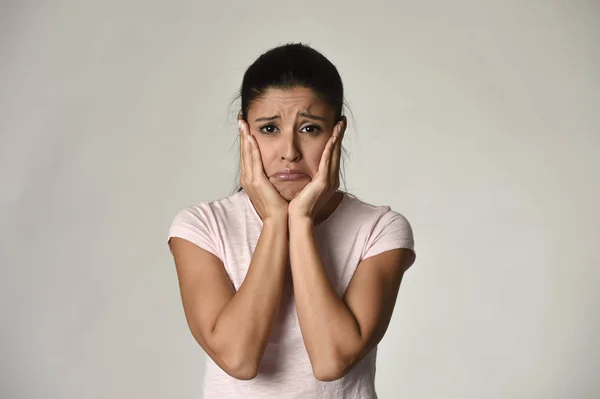 Mladá krásná hispánský smutná žena vážné a dotčené ustaraný výraz obličeje depresi — Stock fotografie