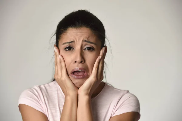 Messicano donna triste serio e preoccupato piangendo disperato esagerando sul sentirsi depresso — Foto Stock