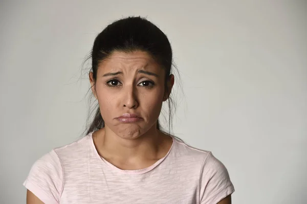 Giovane bella donna ispanica triste serio e preoccupato in preoccupato depresso espressione facciale — Foto Stock