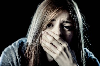 genç kız ya da kadın stres ve üzülmüş depresyon acı acı