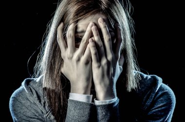 genç kız stres ve üzgün ve korkmuş yüzünü kaplayan seyir depresyon acı acı
