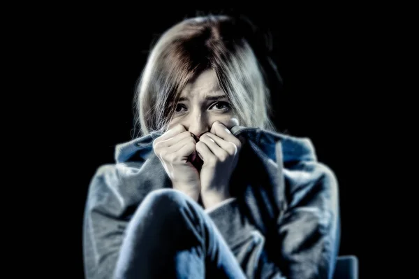 Jovem adolescente solitário em estresse e dor sofrendo depressão assustada e aterrorizada — Fotografia de Stock