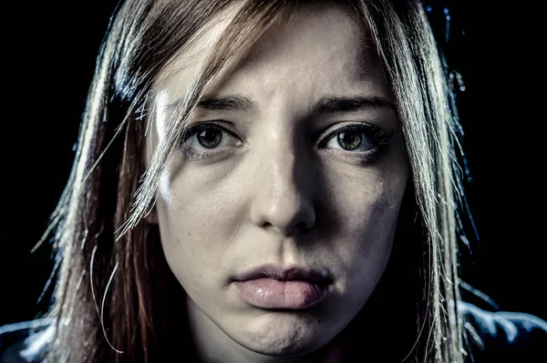 Tiener meisje of vrouw in stress en pijn lijden depressie op zoek triest — Stockfoto