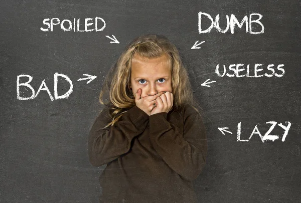 Abusé discipliné écolière pointé comme paresseux stupide mauvais et usele — Photo