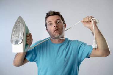 ev işi holding yapan genç deli umutsuz ve hayal kırıklığına uğramış erkek