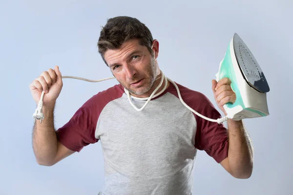 Jeune fou désespéré et frustré homme faisant des travaux ménagers tenant fer — Photo