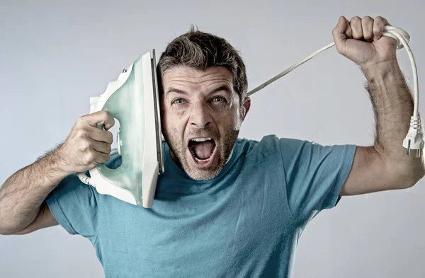 Jovem louco desesperado e frustrado homem fazendo tarefas domésticas segurando — Fotografia de Stock