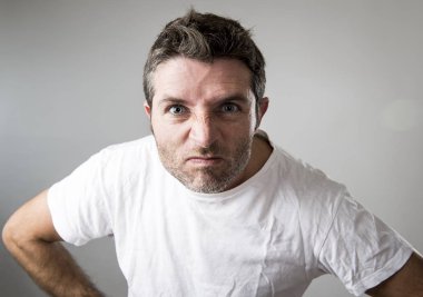 kızgın ve öfke duygu ve üzgün deli mavi gözlü genç çekici adam