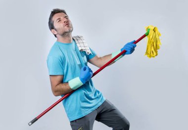 ev içi kullanımına yönelik hizmet adam ya da mutlu kocası ile ev oynarken temizlik