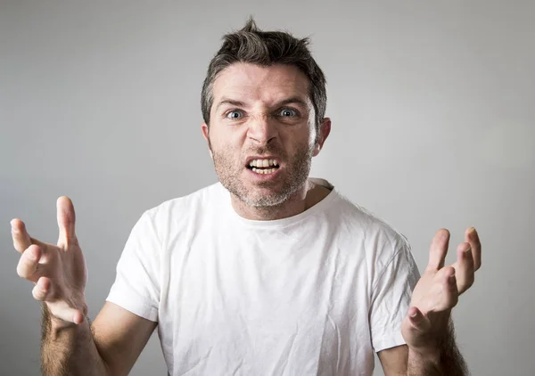 Jeune homme attrayant avec les yeux bleus regardant en colère et fou de rage émotion et bouleversé — Photo