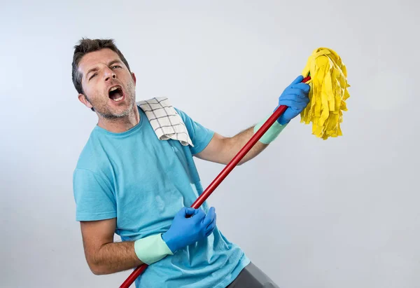 Usługi domowe człowieka lub szczęśliwy mąż sprzątanie domu grając z mopem powietrza gitara dobra zabawa — Zdjęcie stockowe