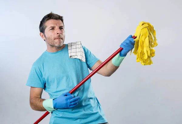Servicio doméstico hombre o marido feliz limpieza en casa jugando con la guitarra de aire fregona divertirse — Foto de Stock