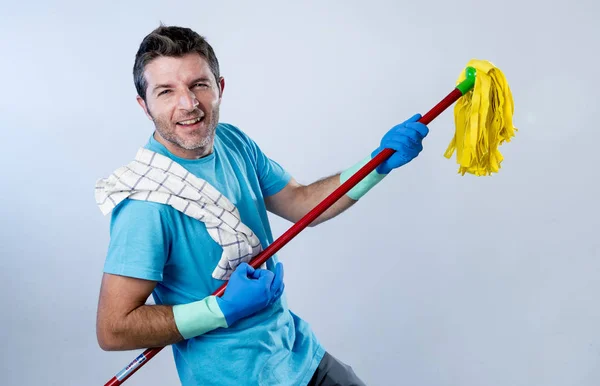 Servicio doméstico hombre o marido feliz limpieza en casa jugando con la guitarra de aire fregona divertirse — Foto de Stock