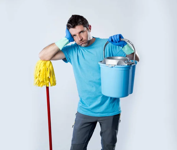 Servicio doméstico hombre o estresado marido tareas domésticas lavado holdi — Foto de Stock