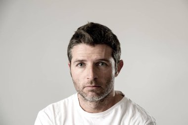 adam mavi gözlü üzgün ve depresyonda yalnız ve acı depresyon duygu üzüntü arıyorsunuz