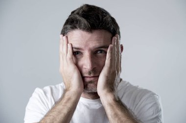 adam mavi gözlü üzgün ve depresyonda yalnız ve acı depresyon duygu üzüntü arıyorsunuz