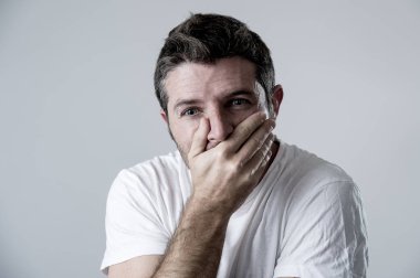 adam mavi gözlü üzgün ve depresyonda yalnız ve acı depresyon duygu üzüntü arıyorsunuz