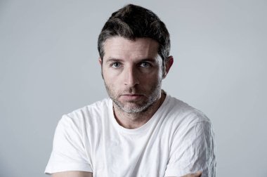 adam mavi gözlü üzgün ve depresyonda yalnız ve acı depresyon duygu üzüntü arıyorsunuz