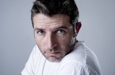 adam mavi gözlü üzgün ve depresyonda yalnız ve acı depresyon duygu üzüntü arıyorsunuz