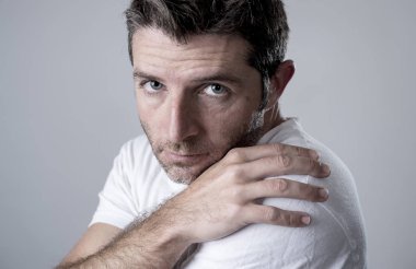 adam mavi gözlü üzgün ve depresyonda yalnız ve acı depresyon duygu üzüntü arıyorsunuz