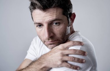 adam mavi gözlü üzgün ve depresyonda yalnız ve acı depresyon duygu üzüntü arıyorsunuz