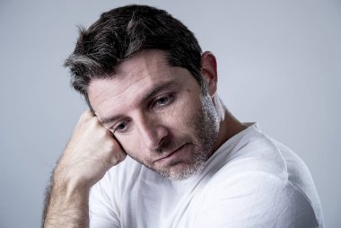 adam mavi gözlü üzgün ve depresyonda yalnız ve acı depresyon duygu üzüntü arıyorsunuz