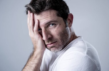 adam mavi gözlü üzgün ve depresyonda yalnız ve acı depresyon duygu üzüntü arıyorsunuz