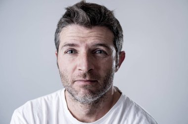 adam mavi gözlü üzgün ve depresyonda yalnız ve acı depresyon duygu üzüntü arıyorsunuz