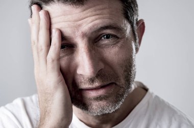 adam mavi gözlü üzgün ve depresyonda yalnız ve acı depresyon duygu üzüntü arıyorsunuz