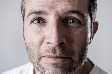 adam mavi gözlü üzgün ve depresyonda yalnız ve acı depresyon duygu üzüntü arıyorsunuz