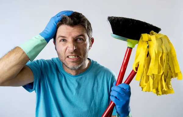 Domestique homme ou mari stressé ménage lavage à la maison avec balai et balai — Photo