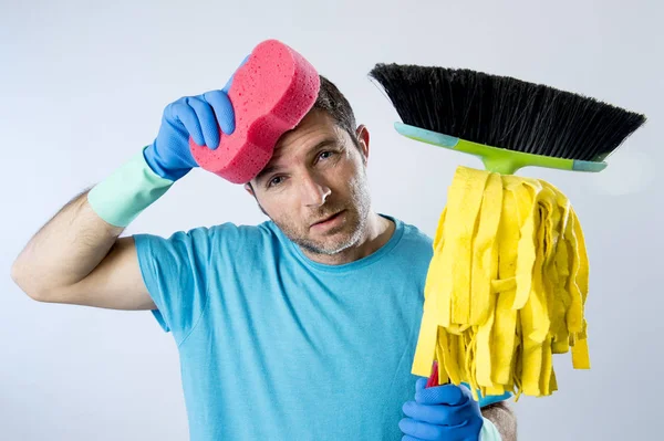 Servicio doméstico hombre o marido estresado tareas domésticas lavado con esponja fregona y escoba — Foto de Stock