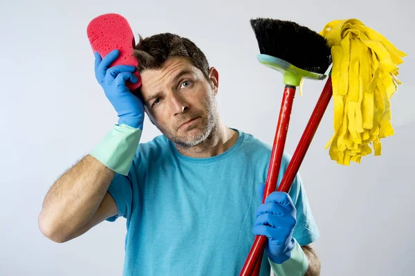 Servicio doméstico hombre o marido estresado tareas domésticas lavado con esponja fregona y escoba — Foto de Stock