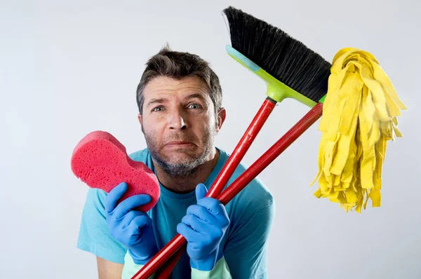 Usługi domowe człowieka lub domowych podkreślił mąż mycie gąbką mopa i szczotki — Zdjęcie stockowe