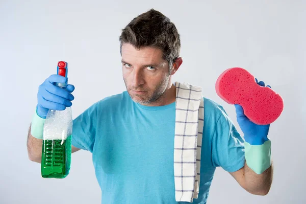 Servicio doméstico hombre o marido cansado enojado y estresado limpieza de la casa con aerosol botella y esponja — Foto de Stock