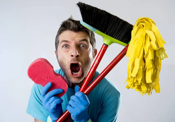 Servicio doméstico hombre o marido estresado tareas domésticas lavado con esponja fregona y escoba —  Fotos de Stock