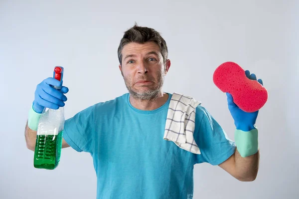 Servicio doméstico hombre o marido cansado enojado y estresado limpieza de la casa con aerosol botella y esponja — Foto de Stock