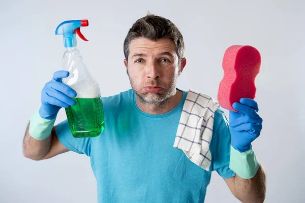Usługi domowe człowieka lub zmęczony mąż denerwujesz i podkreślił dom z butelki w aerozolu i gąbki do czyszczenia — Zdjęcie stockowe