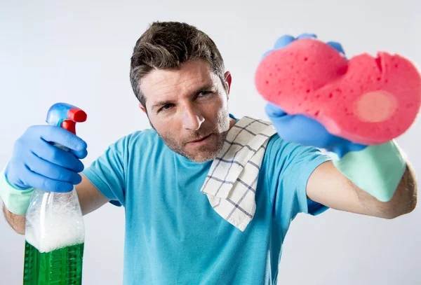 Marido concentrado haciendo limpieza de la casa con spray botella y esponja de lavado de vidrio — Foto de Stock