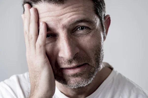 adam mavi gözlü üzgün ve depresyonda yalnız ve acı depresyon duygu üzüntü arıyorsunuz