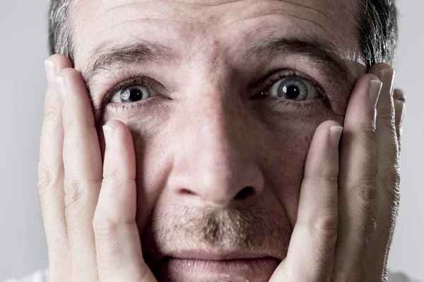 Homem com olhos azuis triste e deprimido olhando sozinho e sofrendo depressão sentindo tristeza — Fotografia de Stock