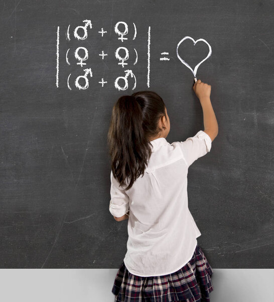 школьница в форме, держащая мел на доске, символизирующий свободу сексуальной ориентации
