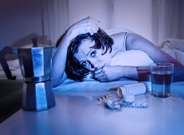 Akşamdan kalma su kahve ve tablet olan parti gece sonra acı yatakta depresif kadın