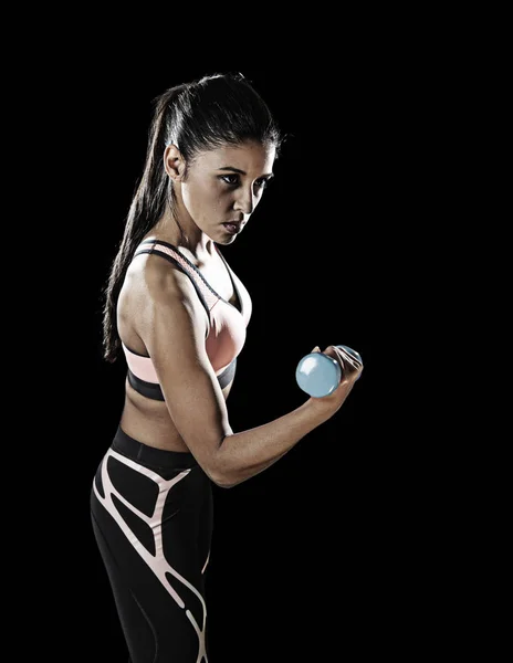 Latino sport donna posa in feroce espressione tenendo manubri — Foto Stock