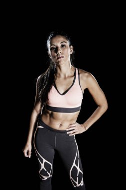  sert ve huysuz yüz ifadesinde w poz latin spor kadın