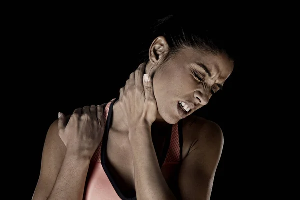 Hispânico fitness mulher tocando e agarrando seu pescoço e superior — Fotografia de Stock