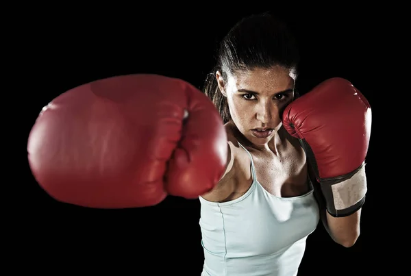 Lateinamerikanische Fitness-Frau mit roten Boxhandschuhen posiert in trotziger und kämpferischer Kampfhaltung — Stockfoto
