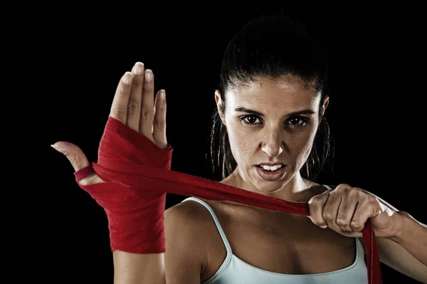 Atractiva mujer de fitness hispana haciendo envolturas de su propia mano antes del boxeo o entrenamiento de lucha —  Fotos de Stock