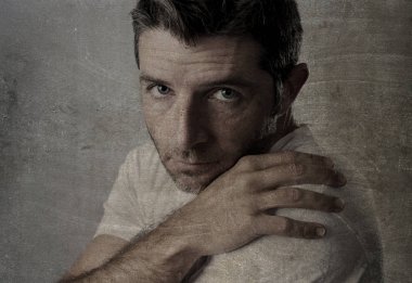 Mavi olan genç çekici adam üzgün gözleri ve yalnız seyir ve acı depresyon depresif