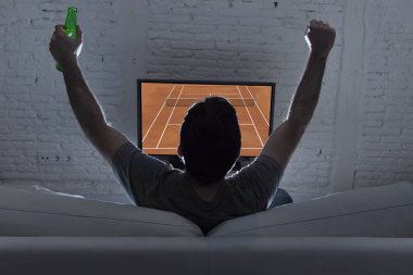 Arkadan görünüş genç adamla eve yalnız Grand slam Tenis kanepe televizyonda maç izlerken